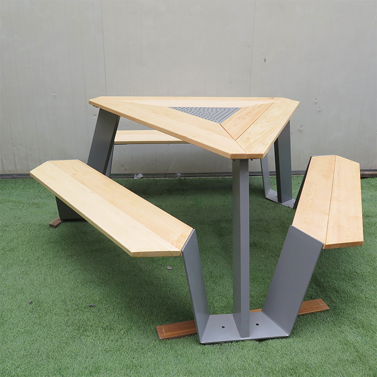 Viešosios erdvės trikampio parko lauko iškylų ​​​​stalas su plieniniu rėmu