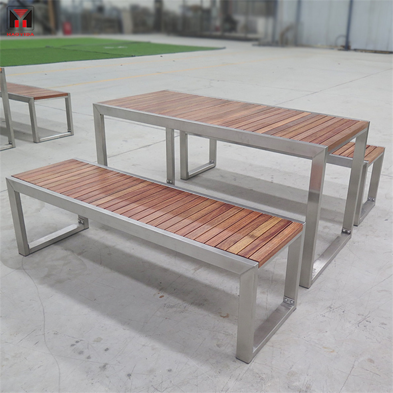 Mesa de picnic de madera rectangular del parque al aire libre de la calle con el marco de acero inoxidable