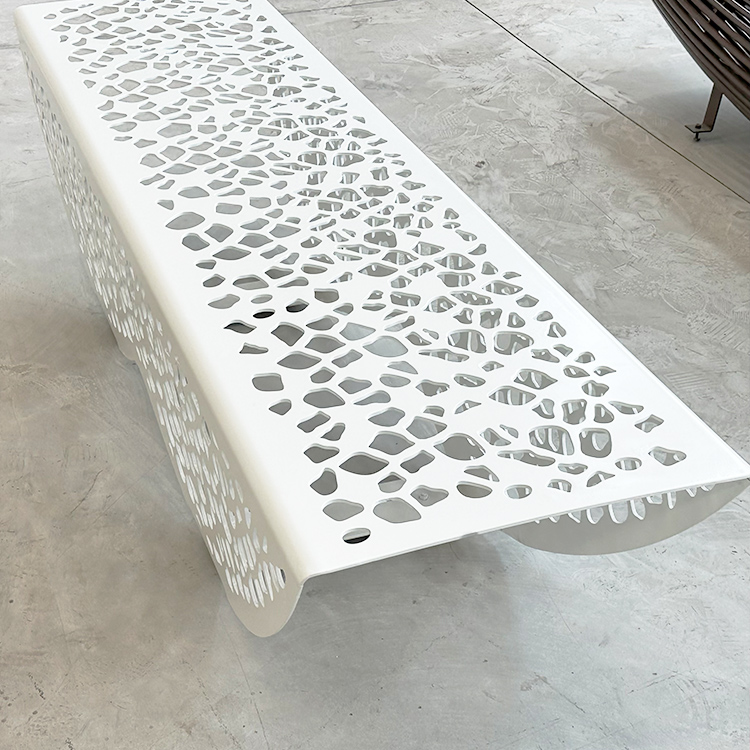 Rückenfreie Parkbank aus perforiertem Metall im zeitgenössischen Design für Straßenmöbel im Freien