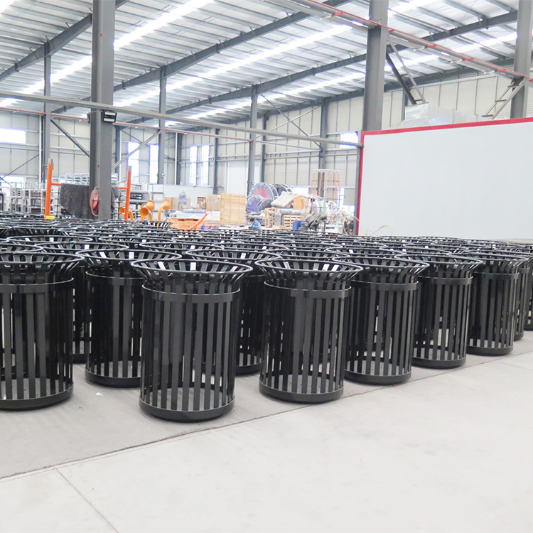 Fabricante exterior dos recipientes da lata de lixo de aço ripados resistentes pretos do metal 1
